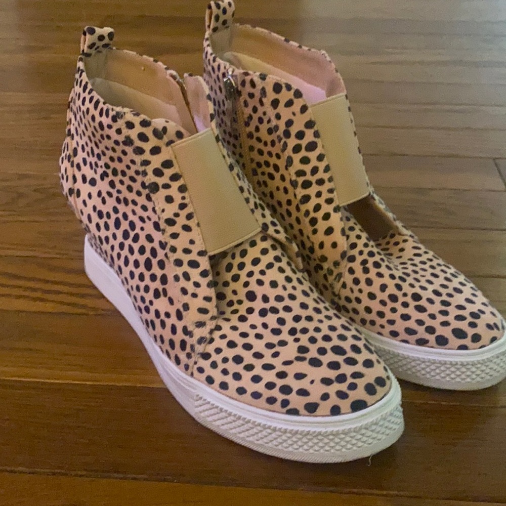 Jollimall cheetah wedges size 8. Only worn once.